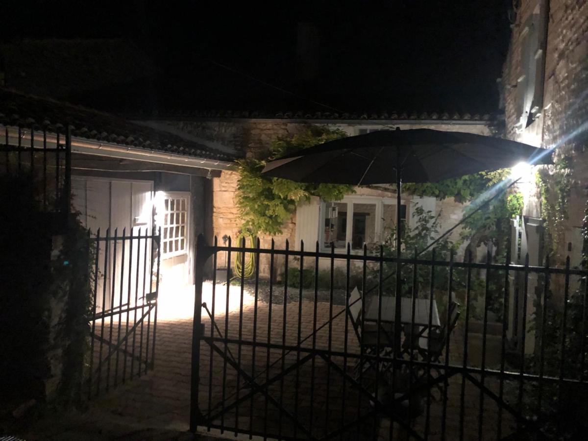 Gite Du Presbytere Port D'Envaux, Ravissante Maison De Charme Zewnętrze zdjęcie